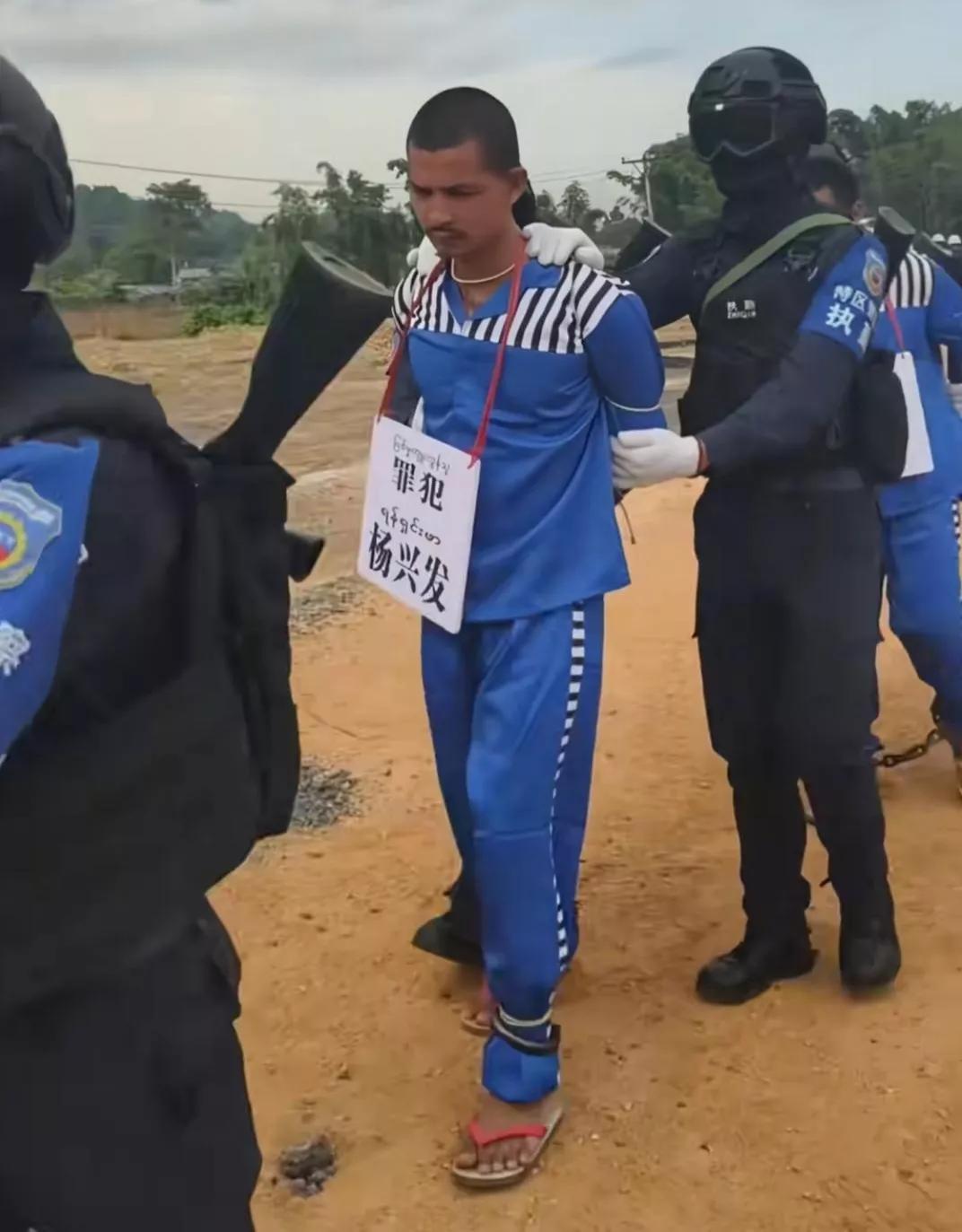 缅甸佤邦枪决四个死刑犯，枪决现场还挖了四个土坑。然后让四个死刑犯依次跪在四个土坑
