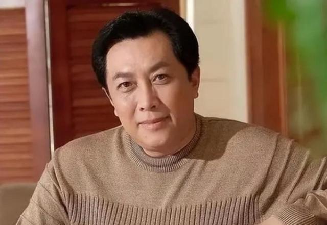 1990年除夕夜，唐国强的妻子洗完澡化好妆，穿上一身新衣，用一根绳子结束了自己的
