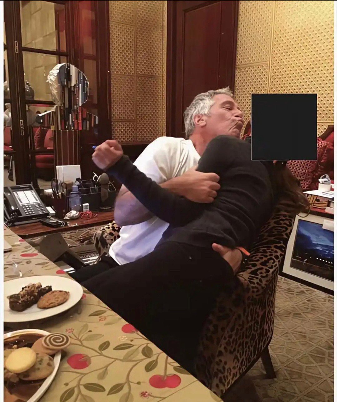 可以很明显看出来，这些被爱泼斯坦骗来的姑娘，对爱泼斯坦很抗拒