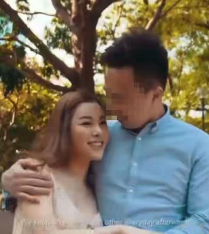 当年蔡天凤二婚婚礼上她的母亲笑得花枝乱颤，看得出来蔡天凤一家人对她的现任丈夫很是