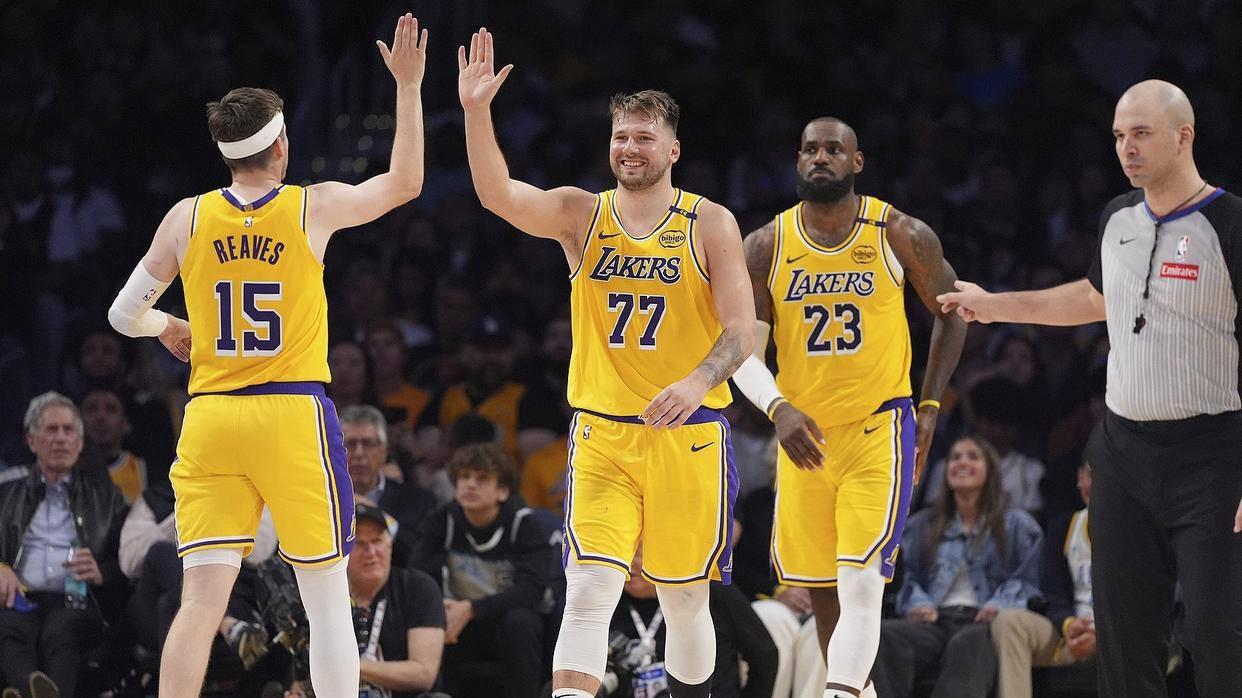 事实证明除了詹姆斯，实力再强的球星也带不动泰伦卢头几年阵容不差，也仅仅打到西决