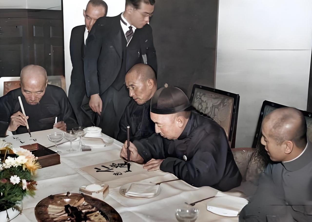 这张照片呈现的是1938年11月7日，在日本大阪朝日新闻大阪总社的场景。画面中，