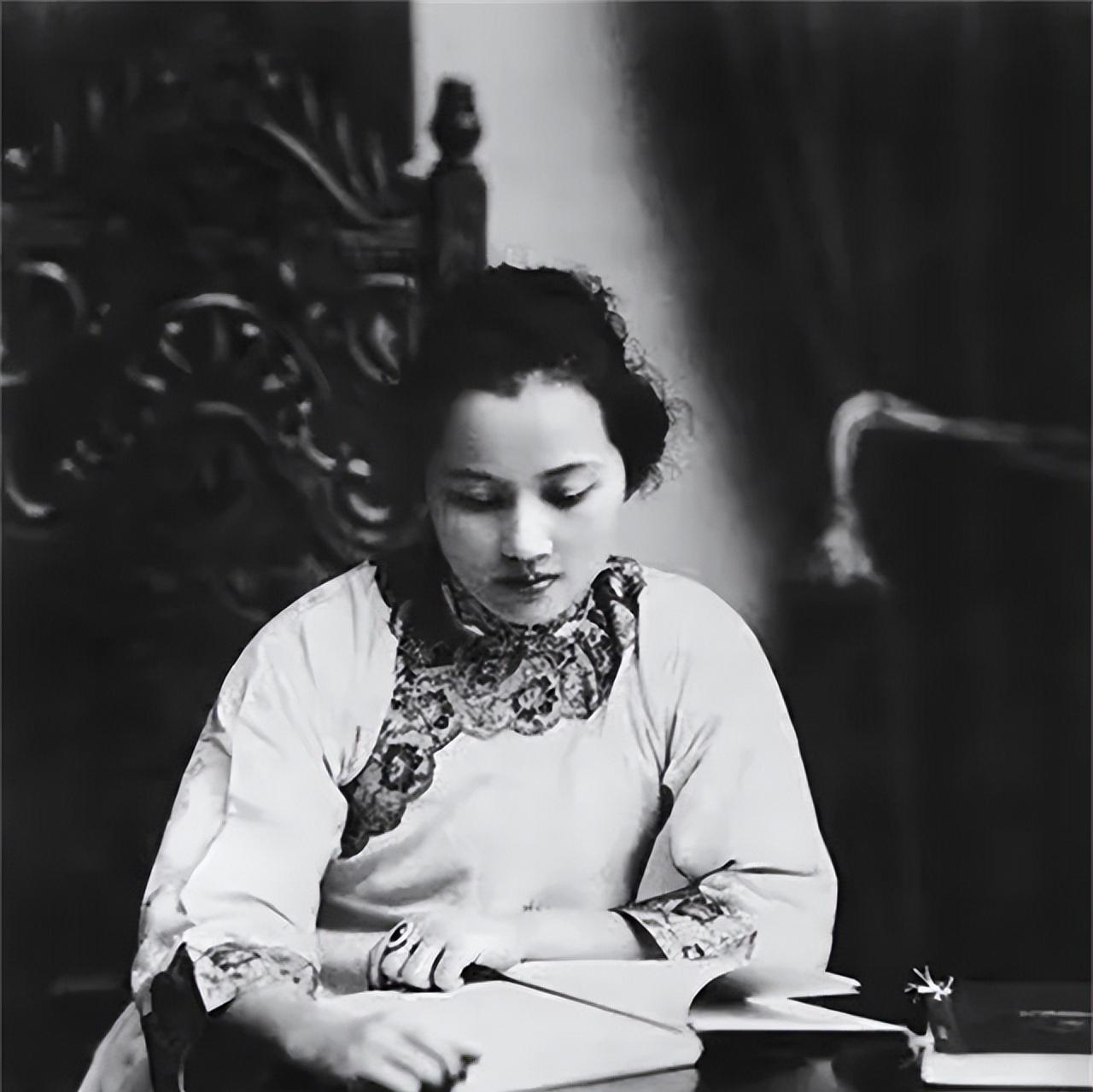 1915年，孙中山向发妻卢慕贞提出离婚。48岁的卢慕贞不哭不闹，只回复了一个