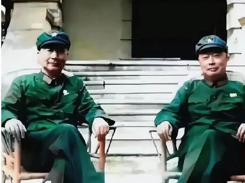 这是一张珍贵的合影照片。照片上两位开国元勋，穿着军装，端坐在藤