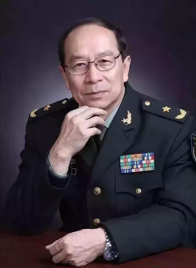 一次，记者曾问金一南：“为什么英国宁愿归还富得流油的香港，却以损失6艘军舰、10