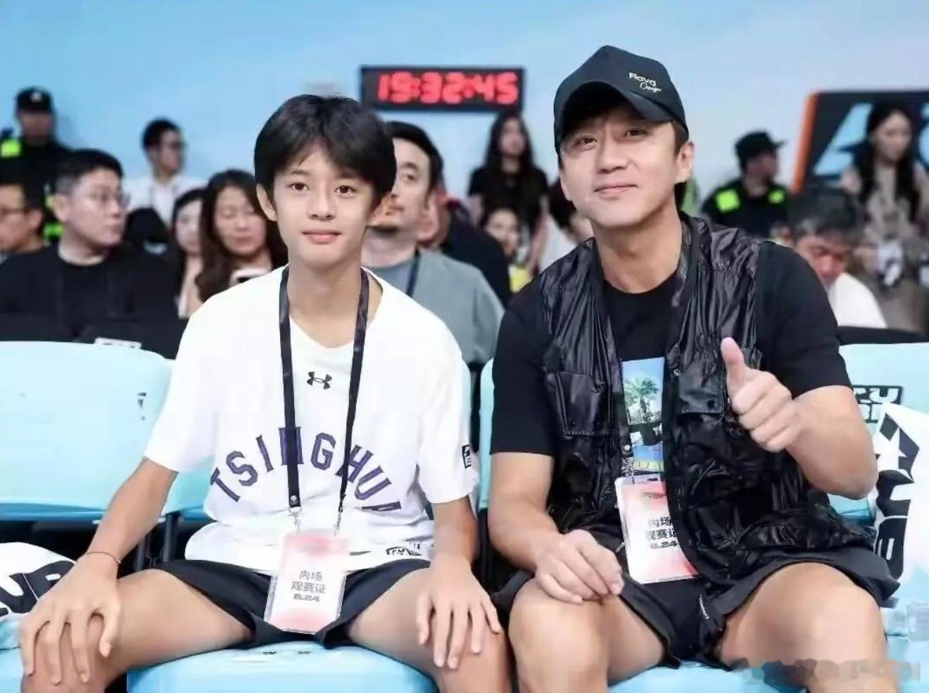 邓超给儿子庆生的方式好酷！直接po出儿子在篮球场上的运动照并配文：兄弟，生日快乐