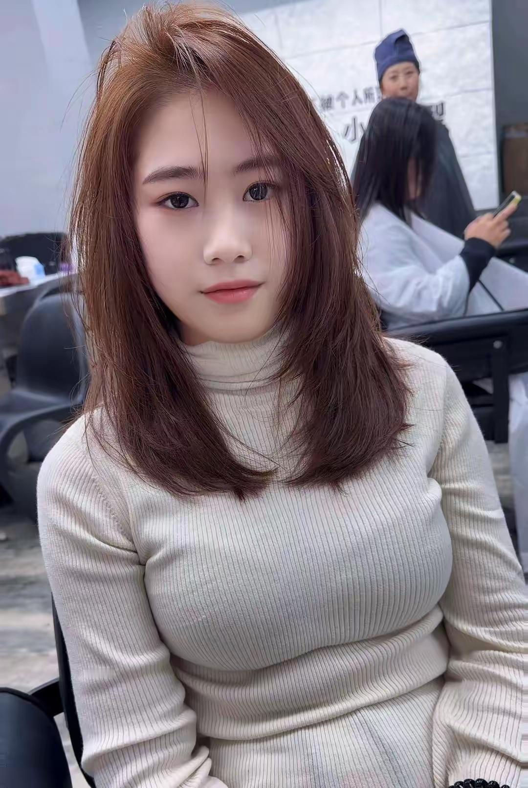  换个发型换种心情～这个层次和发色也太适合我啦！刚出炉的新发型，温柔又有质感