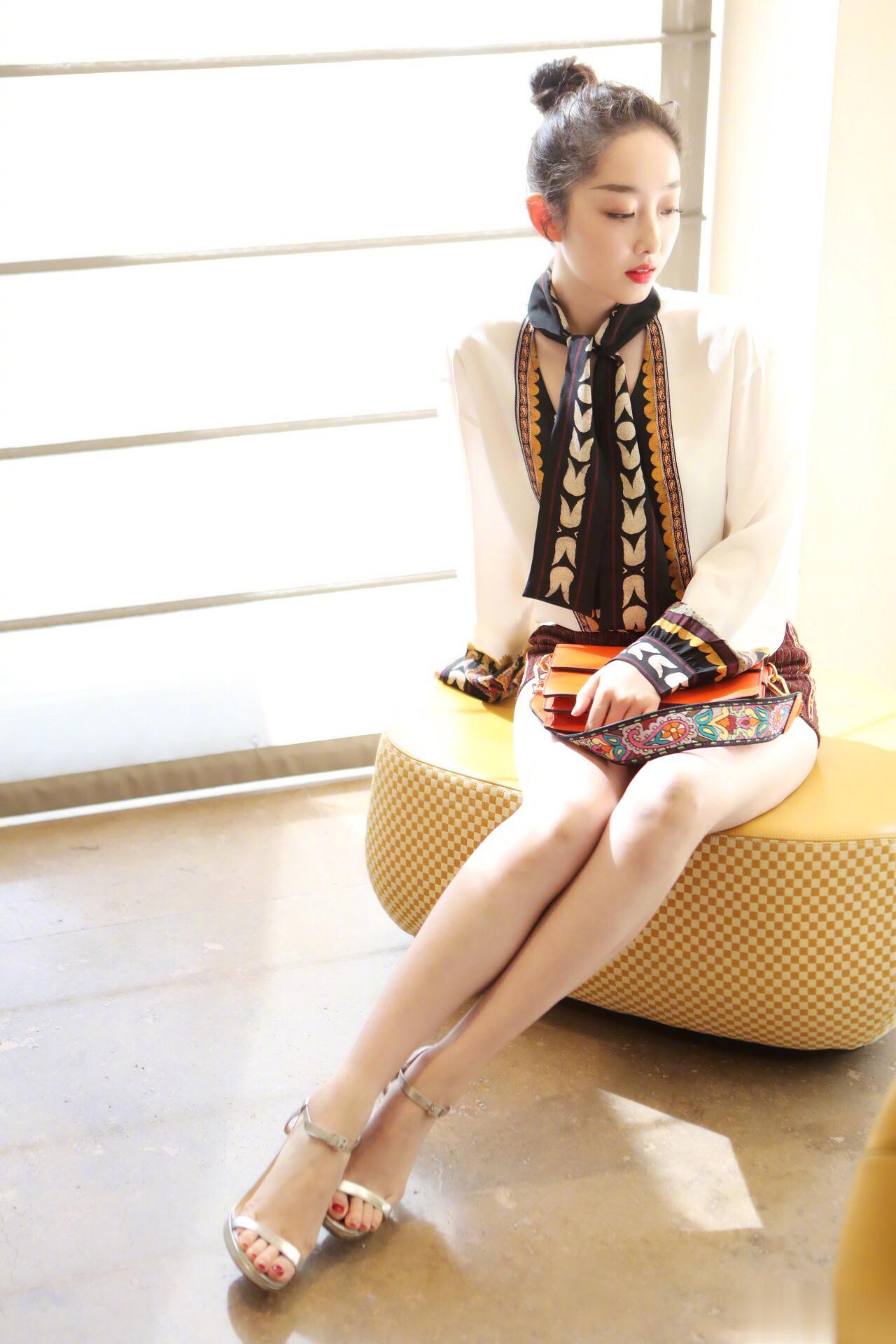 蒋梦婕下衣消失美腿撩人