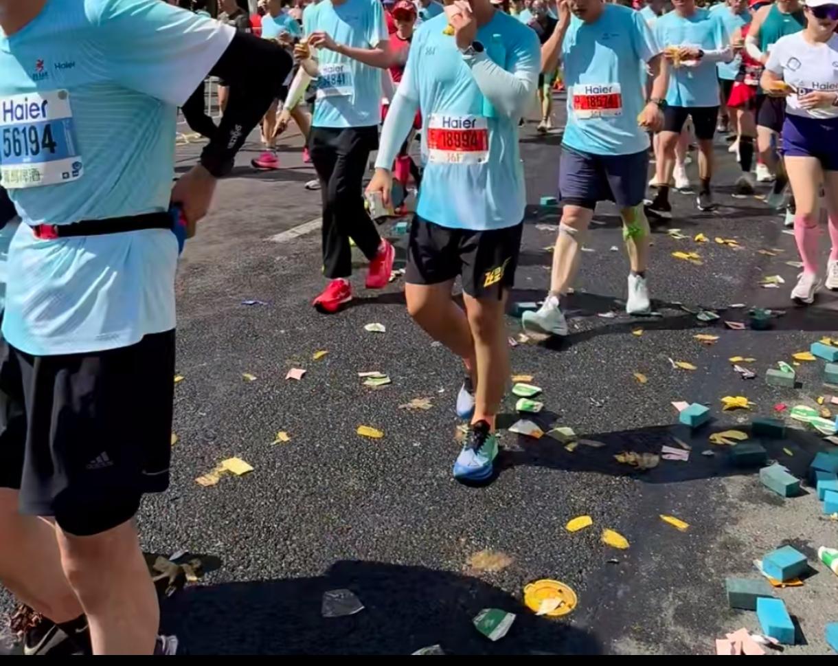 马拉松弄得青岛马路上一片狼藉，脏乱差！本来是件公益正能量活动，变成垃圾场了！作为