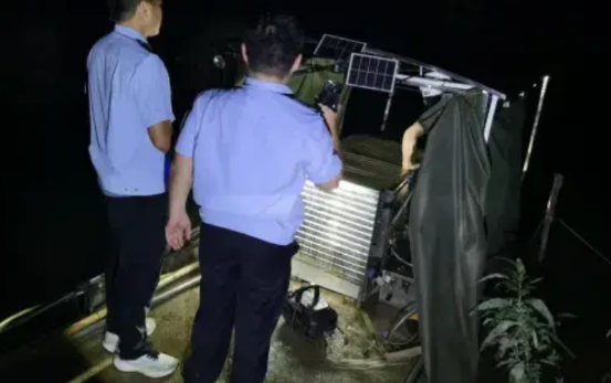 梅州2名男子深夜电鱼，当场被抓尽管有部分人员明知电鱼属于违法行为，但仍心存侥