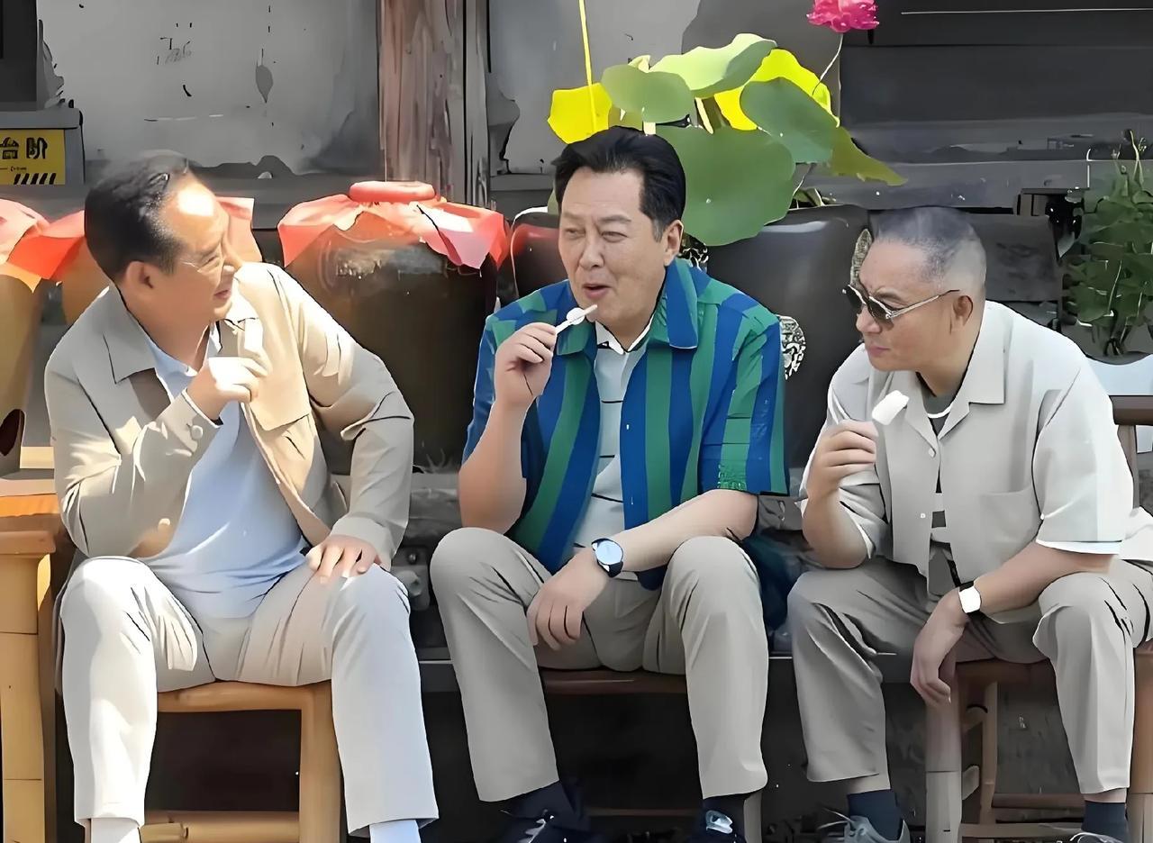 73岁唐国强蹲河边吃绍兴“黄酒棒冰”，左一口，右一口地舔着，美美地享受它带来的清