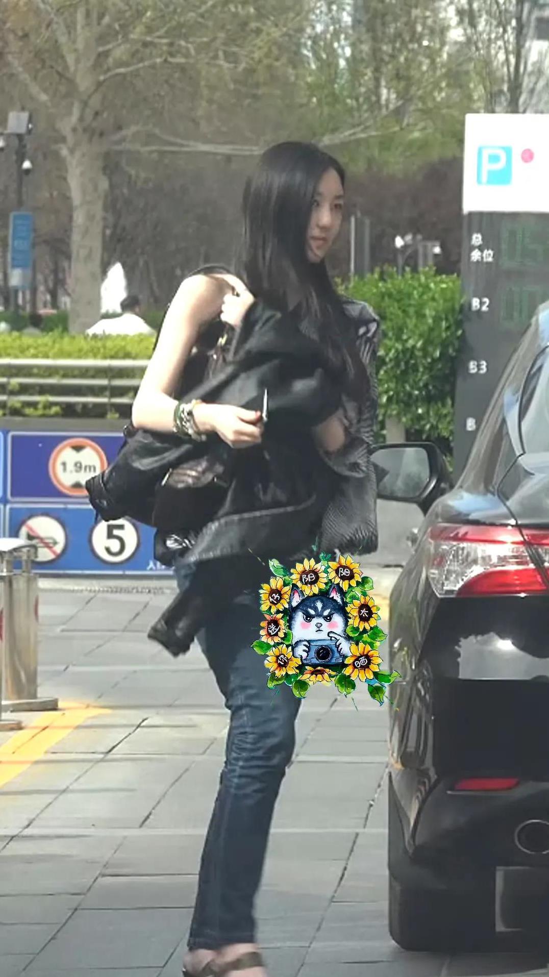 19岁李嫣商场漫步，自信模样惊艳众人王菲之女李嫣近日现身北京SKP！被网友偶遇