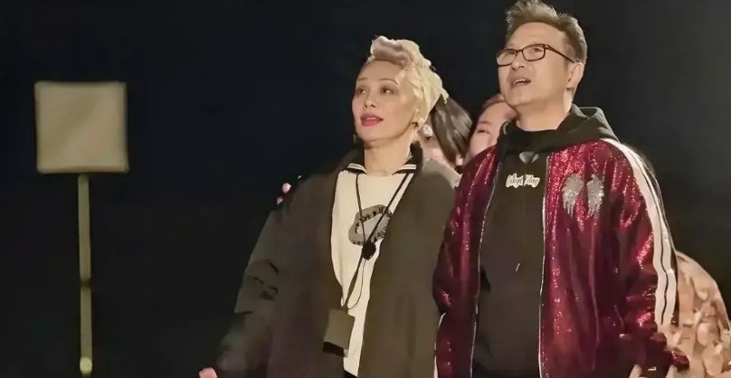 宁静现在估计都后悔死了，万万没想到，她参加个娱乐综艺节目竟然被汪峰拉了小手，虽然