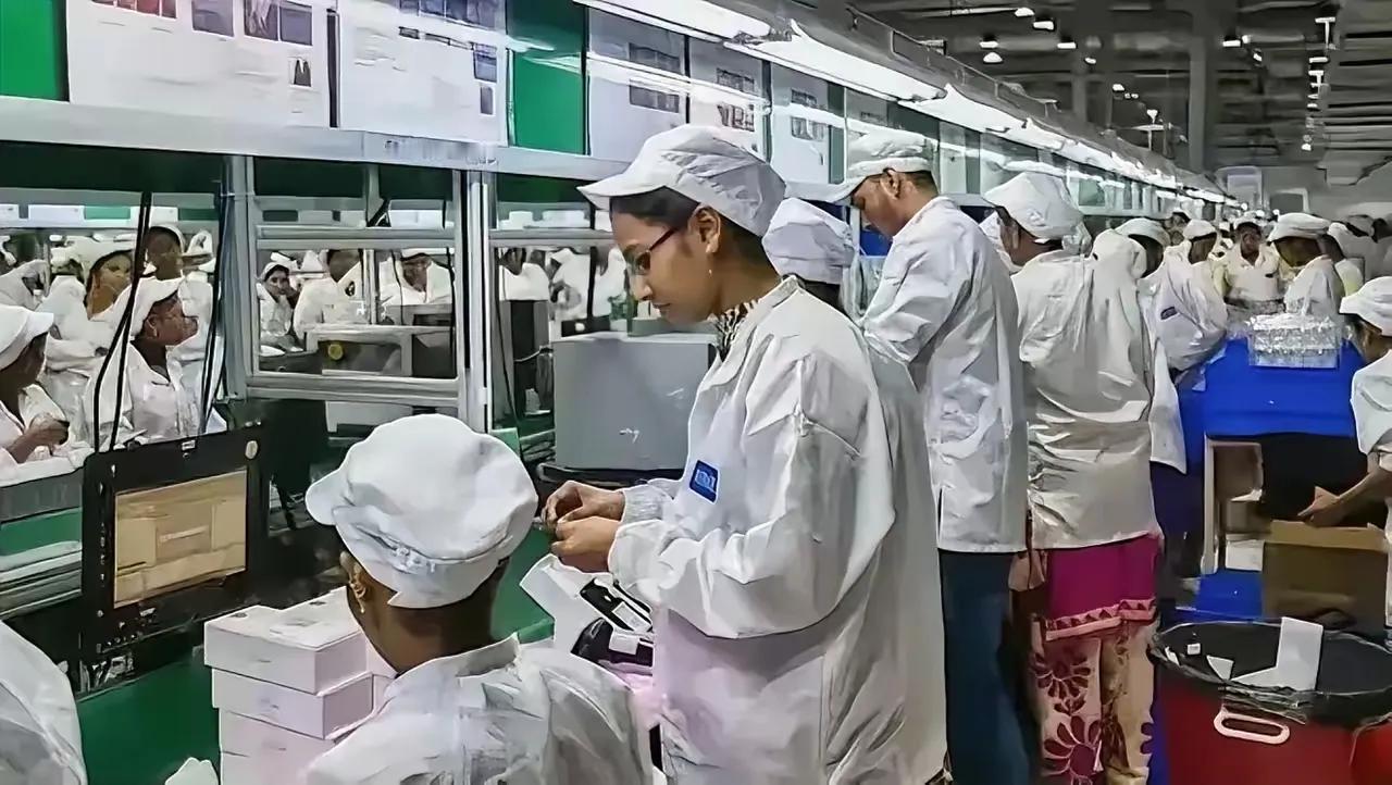 我有种预感，智能手机的棋盘早就悄悄挪了位置。今年六月，货柜里那层塑料膜还没拆