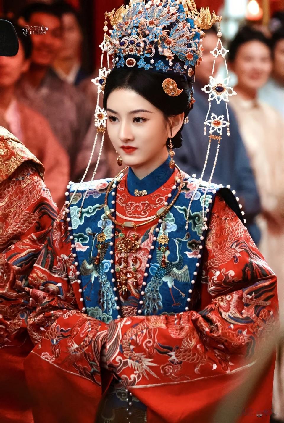凤冠霞帔，十里红妆。这真的很三龙二凤冠，凤冠霞帔的甄嘉芙太美了！眉眼漂