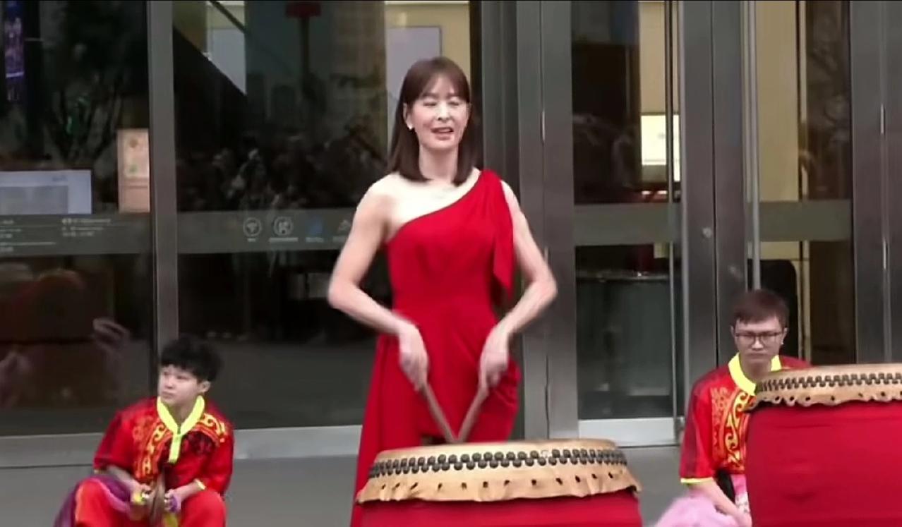 台北101大厦董事长贾永婕这两天也被绿营民进党的那些“青鸟”们给攻击了，她亲自身