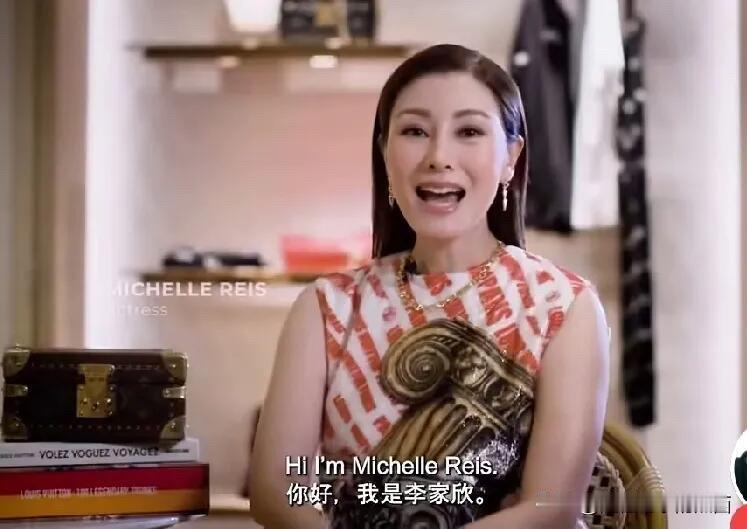 美人迟暮，风韵犹存，照片中的她比年轻的时候胖了不少，美人不再漂亮，变成大妈了，不