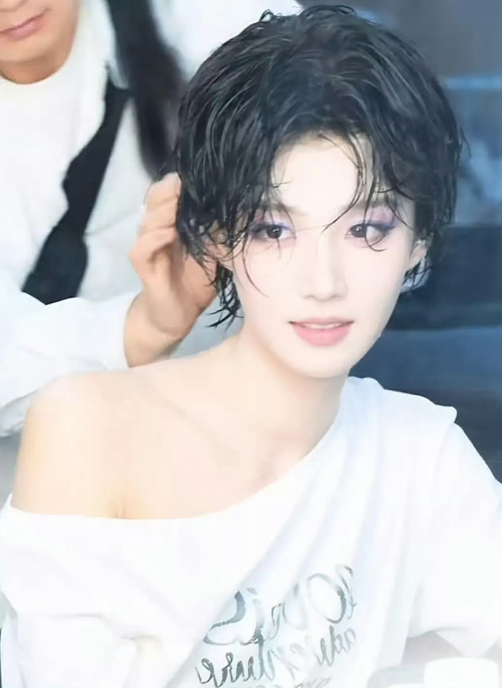 卢昱晓短发卢昱晓短发造型眼前一亮，太美了