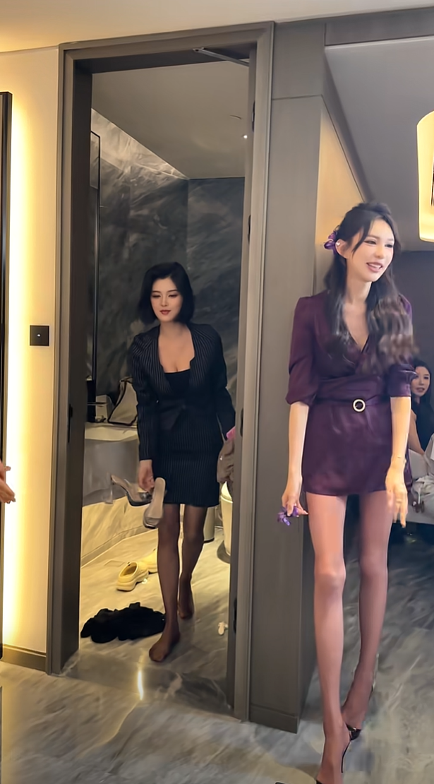 和闺蜜模仿一下走秀，哈哈！