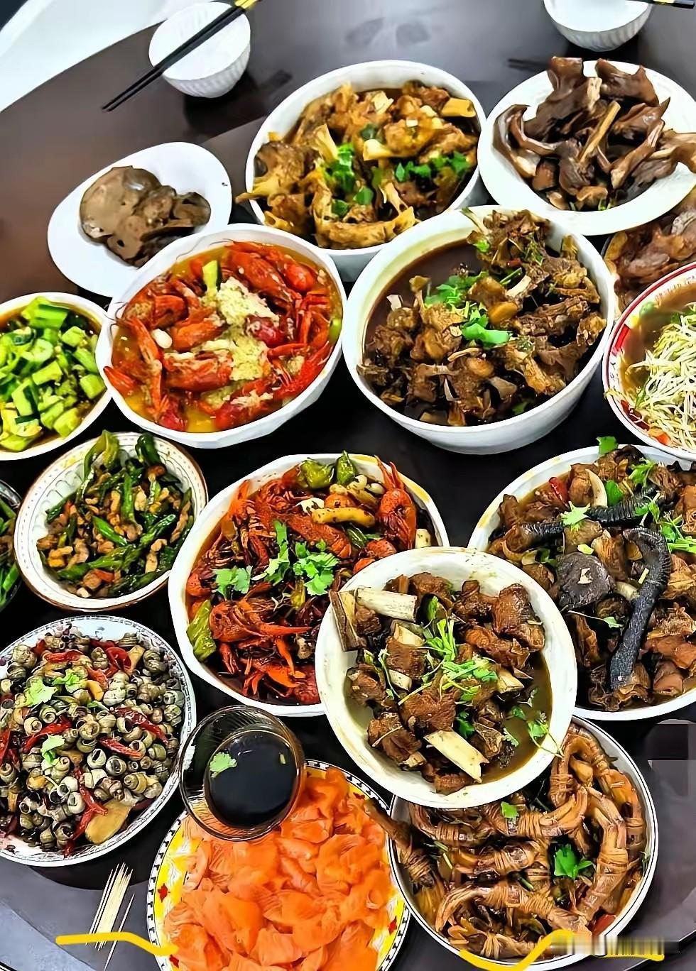 今晚这顿饭，真是把我吃感动了。​我们六个临时起意，杀到发小家蹭饭。结果一进
