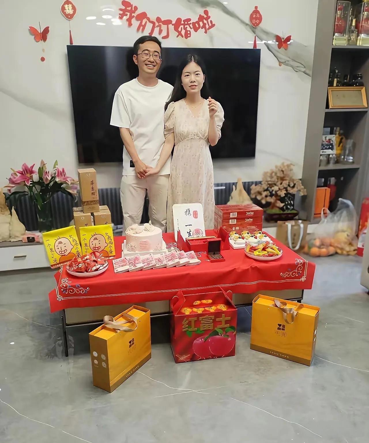 这订婚宴的排面直接杀疯了！桌上茅台、金饰、满盒现金堆得冒尖，光这粉色包装的彩礼现