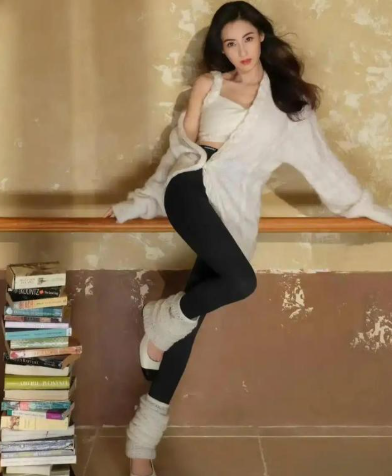 上身穿一半，下身瑜伽裤，这哪像仨孩子妈​​​