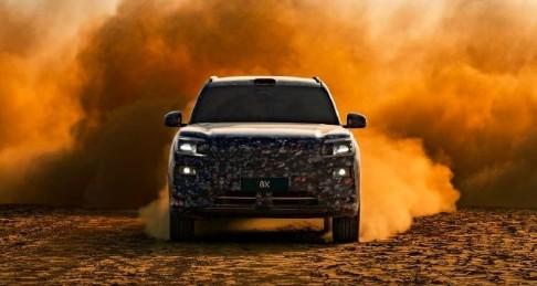 不叫极氪9S（此前网传），而是极氪8X（正式官宣）。新车为“浩瀚超级电混架构的