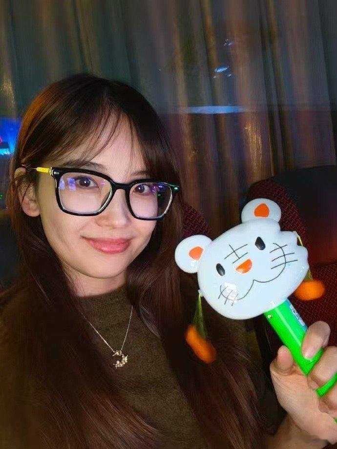 王冰冰带着明媚的笑容回来了看到王冰冰现在的状态真的很开心，她的笑容依旧明媚又有