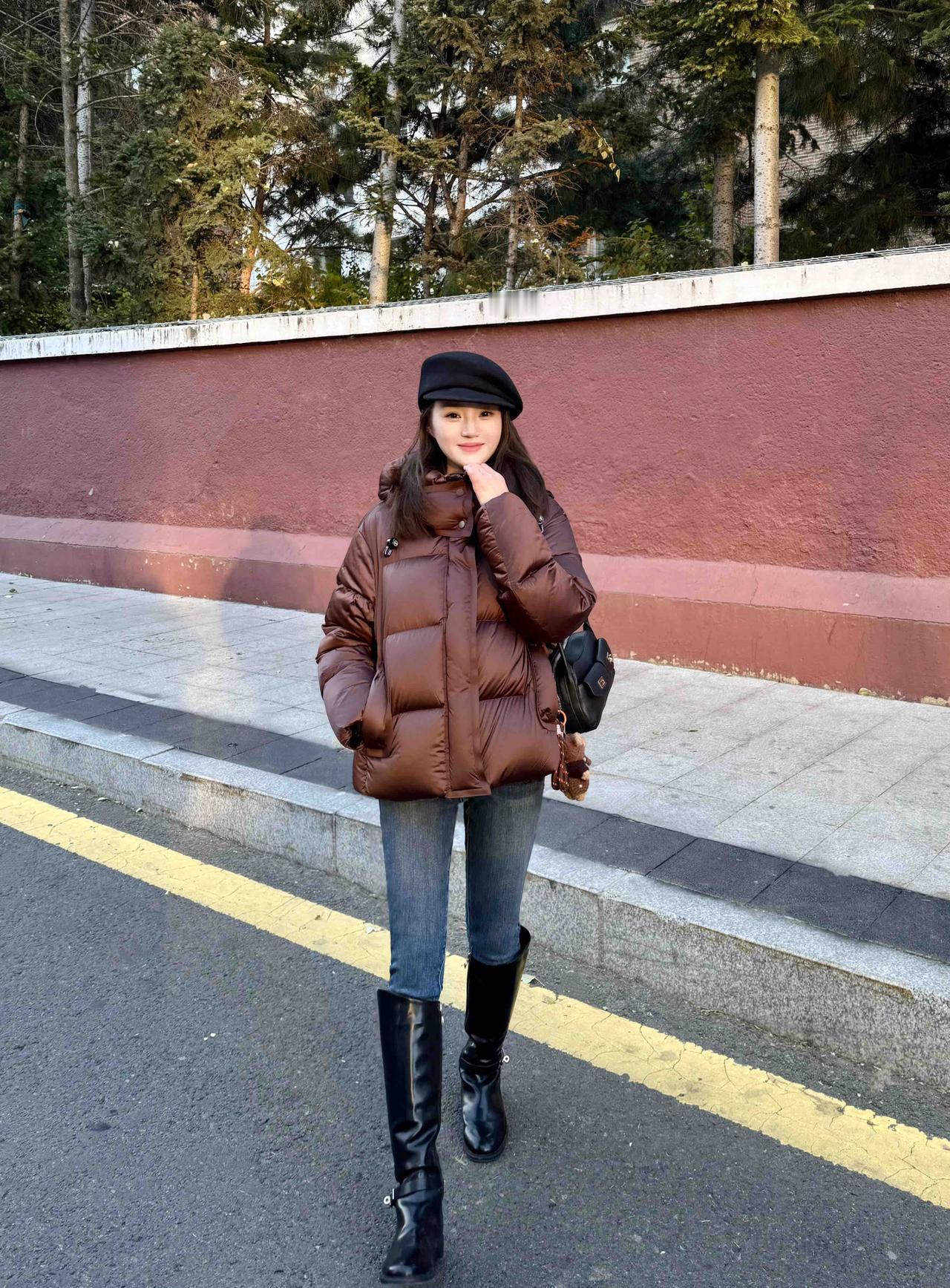秋日穿搭指南：棕色羽绒服+黑色贝雷帽，时尚又保暖！🍂👗👠棕色大衣穿搭大衣