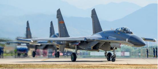 美国飞行员发现一个百思不得其解的怪象，每次中国战机伴飞，既不是歼16、也不是歼2