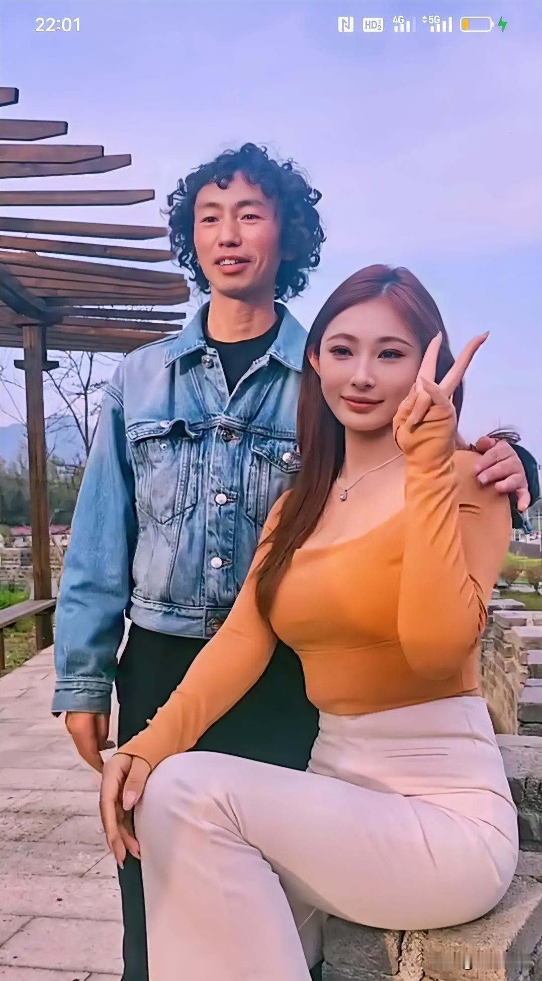 难道不比龚玥菲年轻漂亮吗？​有人说庞麦郎唱功不行，词曲创作也奇奇怪怪，这我认。但