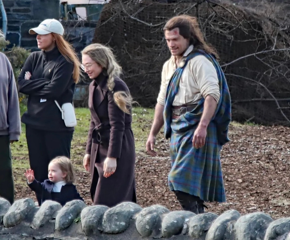 亨利·卡维尔与女友娜塔莉·维斯库索带着女儿现身《高地人》苏格兰片场，小朋友也太可