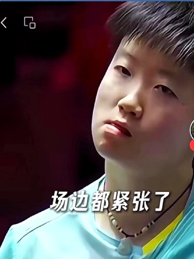 第五局比分死死咬在7比10，王曼昱手握三个局点，全场连呼吸声都掐断了。你端着水杯