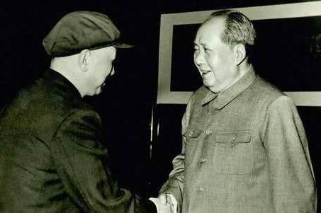 1964年，毛主席在中南海住处接见钱学森。谈话中，毛主席问钱学森：“你搞的导弹那