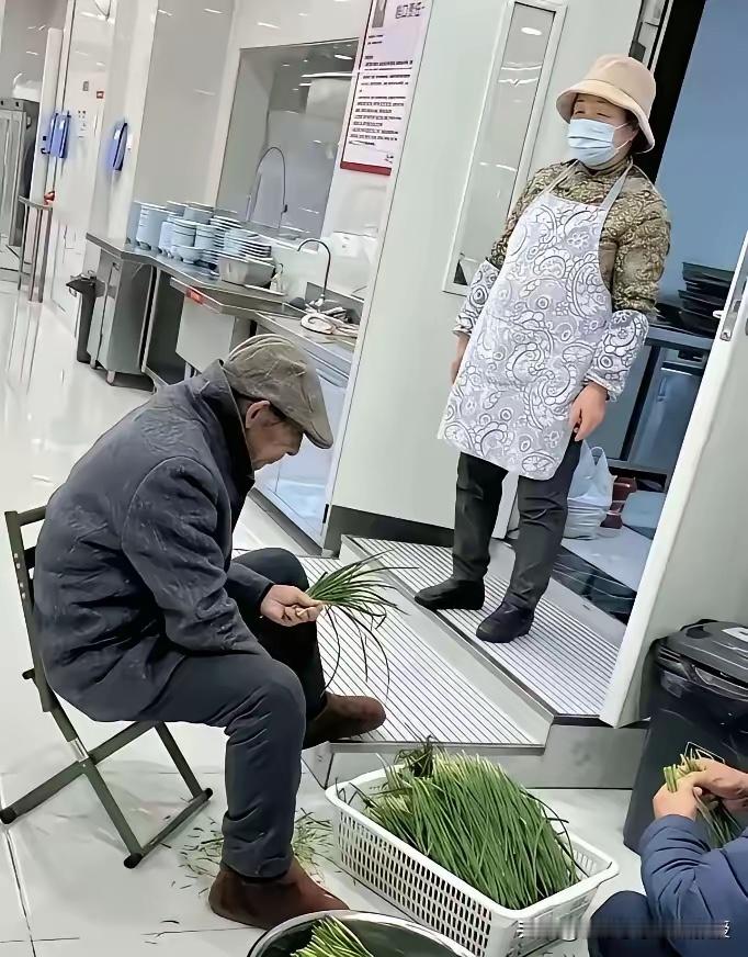 刘强东父母现身京东食堂做饭一个摘韭菜、一个煮饺子，有人来合影，也是来者不拒，一点