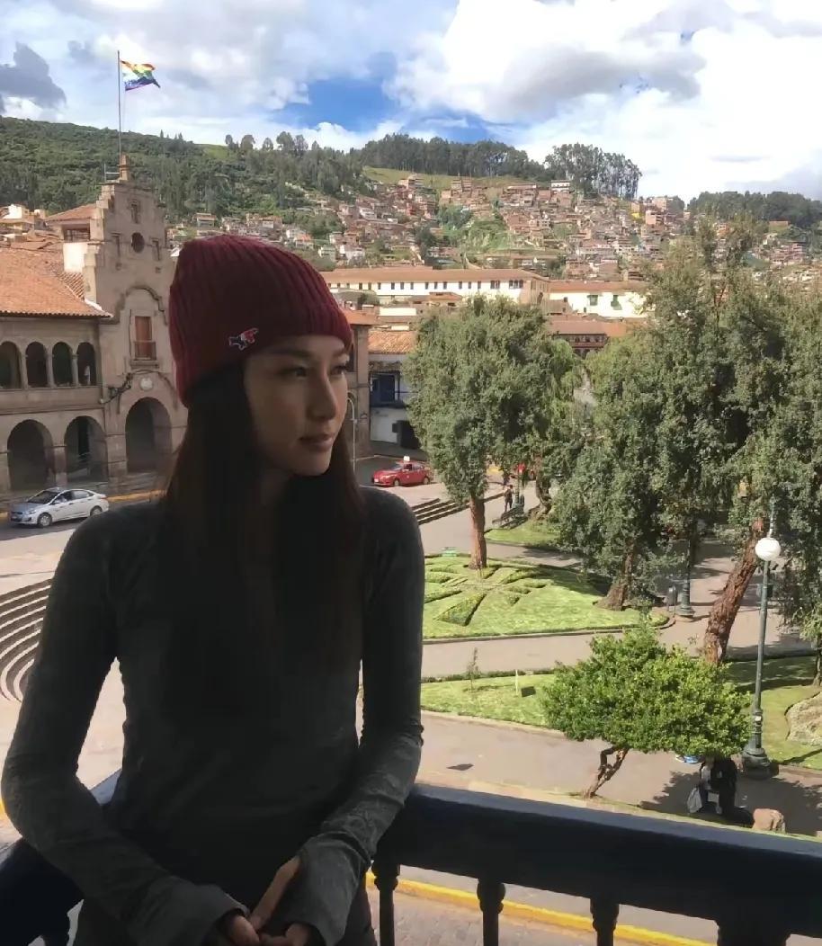 徐子珊，你销声匿迹后大家都想你了。终于知道为什么网友要网暴她，因为她高颧骨，高