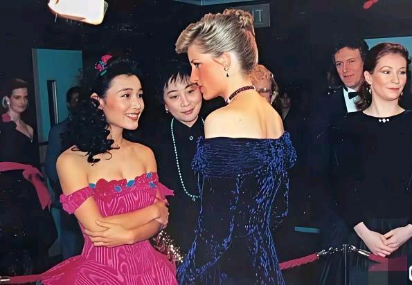 28岁的陈冲和戴安娜在英王室晚宴上见面，旁边是好莱坞华裔女影星卢燕。陈冲和戴