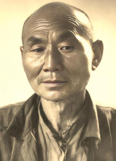 1937年，17岁的左润德，和7个中国人，被日本兵逼着跪成一排，并剥去棉衣，突然