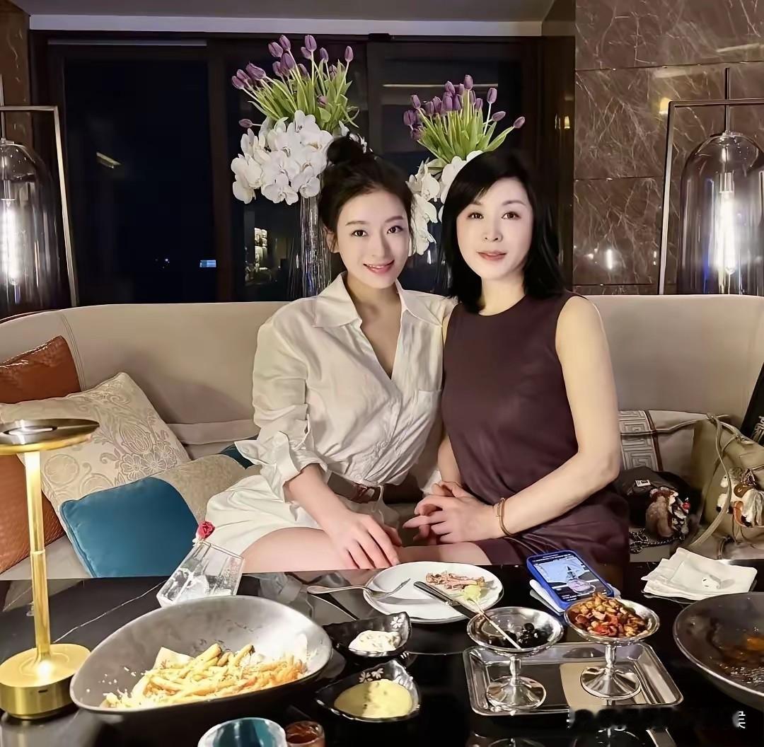 隔壁住着母女两个，母亲单身，是名女大夫，戴一副眼镜，很文雅的样子。由于WIFI