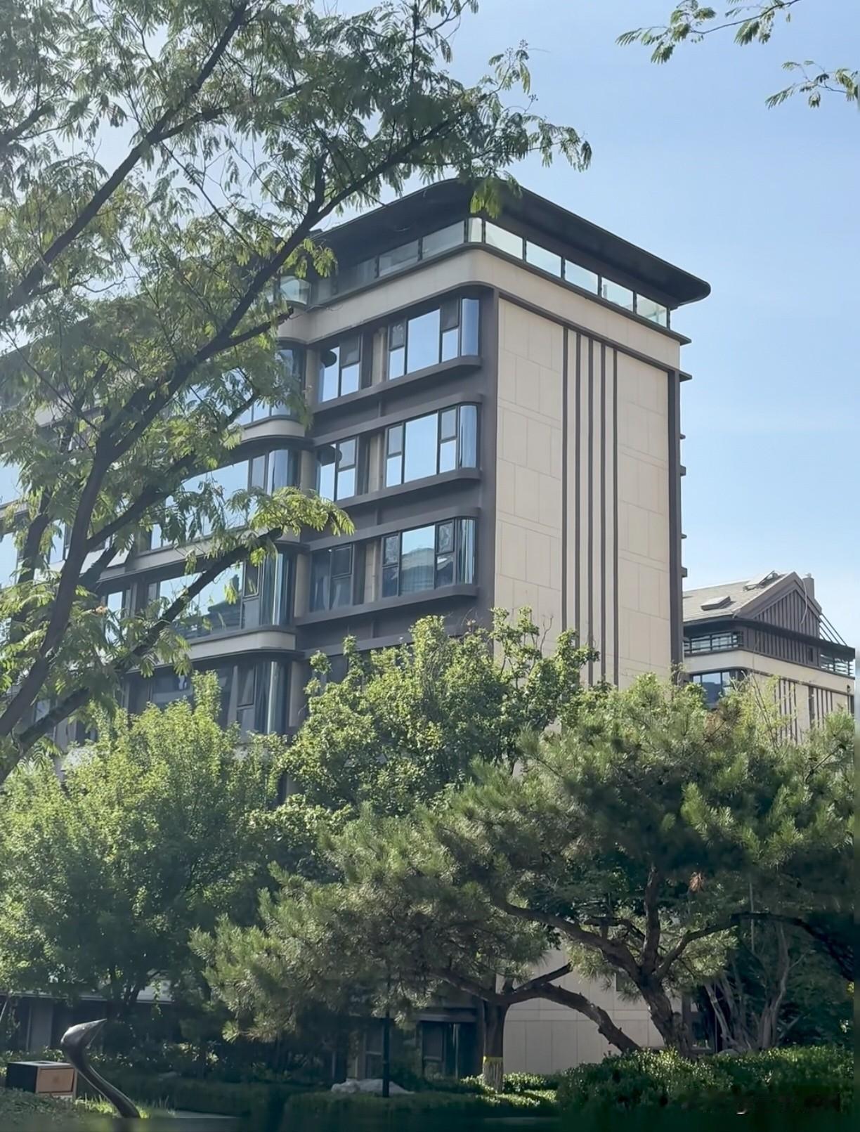 你发现没，很多人有了钱后，就会淡出朋友圈，很少参加聚会，会买容积率低的小区，买独
