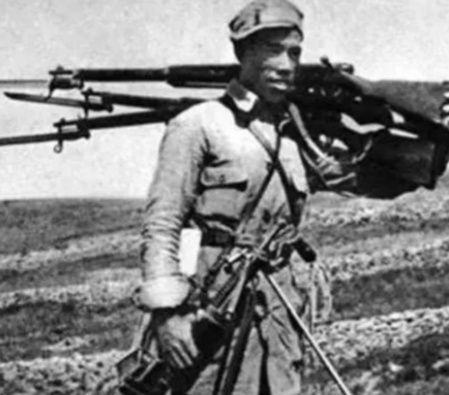 1955年，军中大授衔，毛主席手握名单突然问道：“那个一次杀了27个鬼子的军中吕
