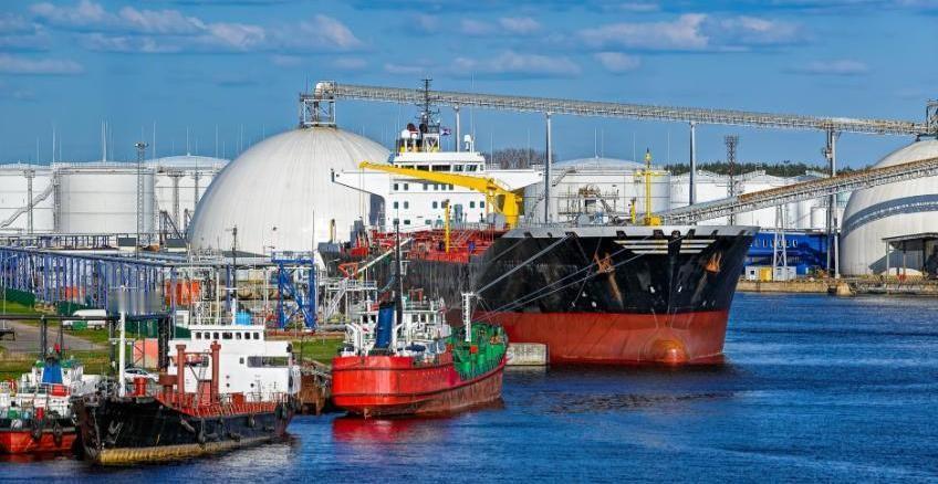 俄罗斯的远东，简直就是一面人性的照妖镜。 这边是热情洋溢的招商握手，那边可能