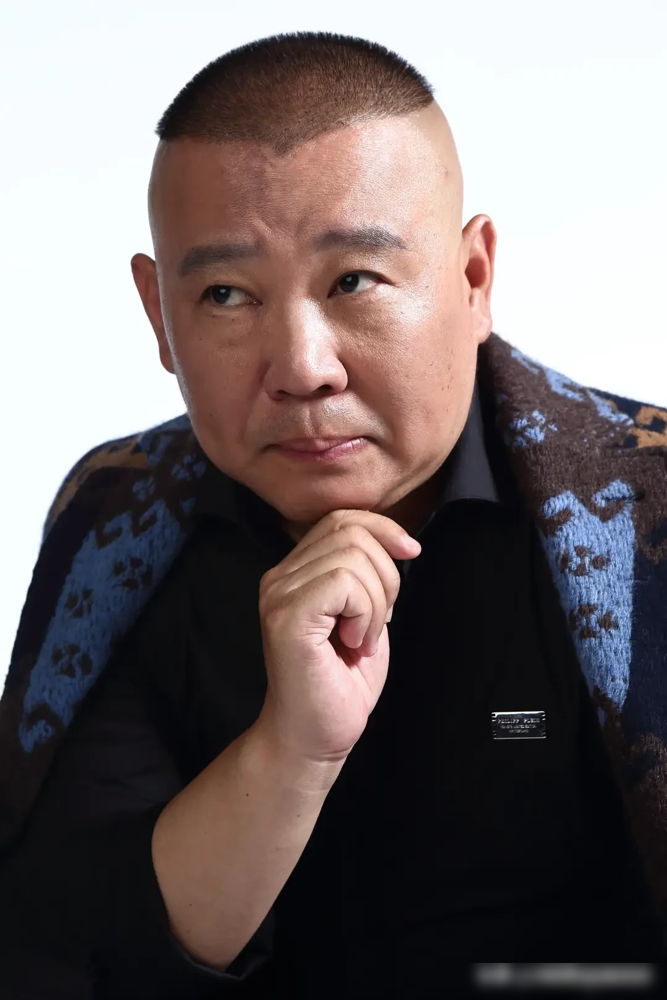 冯巩接的班，郭德纲连门儿都进不去。曲协历任主席，赵树理、陶钝、骆玉笙、刘兰芳、姜昆，再到冯巩。名单摆