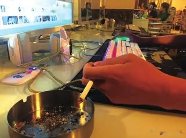 一男子因考上事业编而满怀期待，谁料在政审阶段却被查出有违法记录，原因竟是半年前他