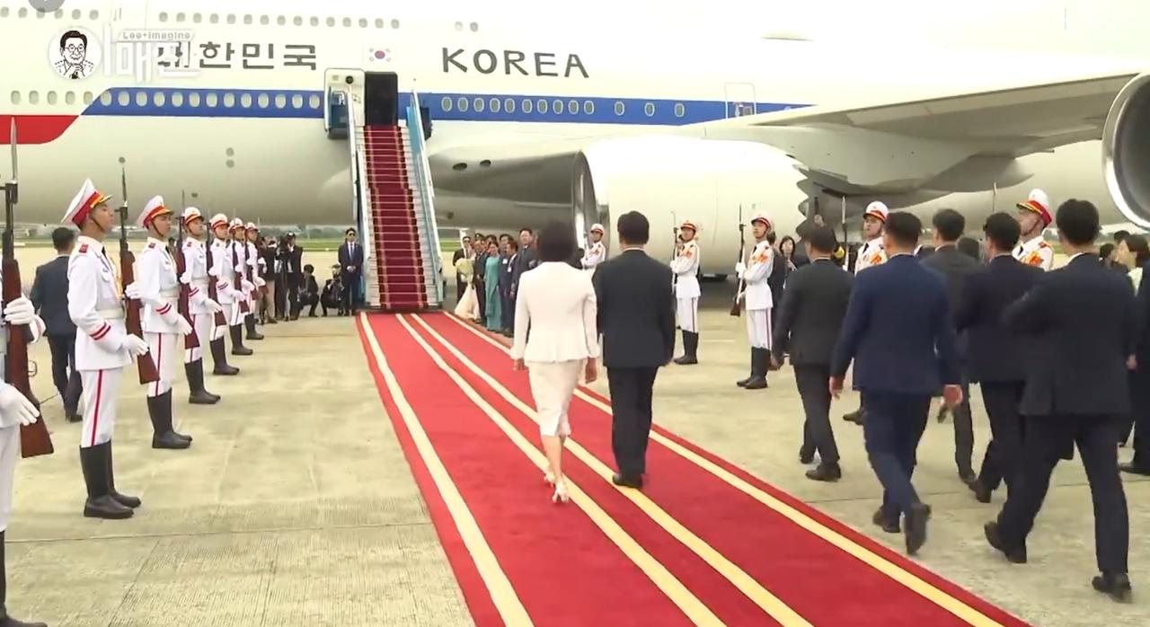 李在明结束越南行程，为他拍照的摄影师真敬业！4月24日韩总统前往机场返程回国，下