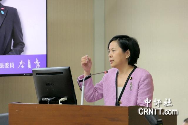 李贞秀对着空气质询　怒呛刘世芳藐视“国会”具陆配身份的台湾民众党“立委”李贞秀