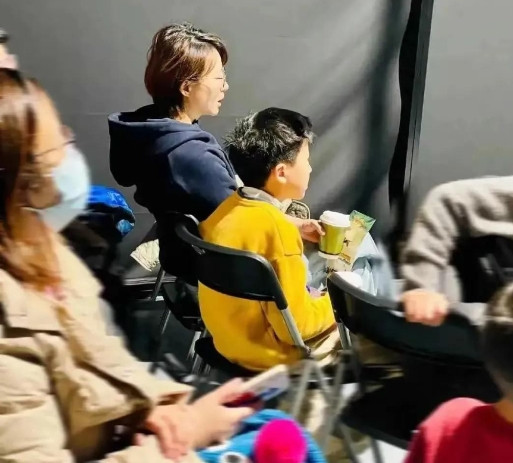 丈夫密春雷争议才三年，董卿低调示人。近日她11岁儿子首度公开亮相，
