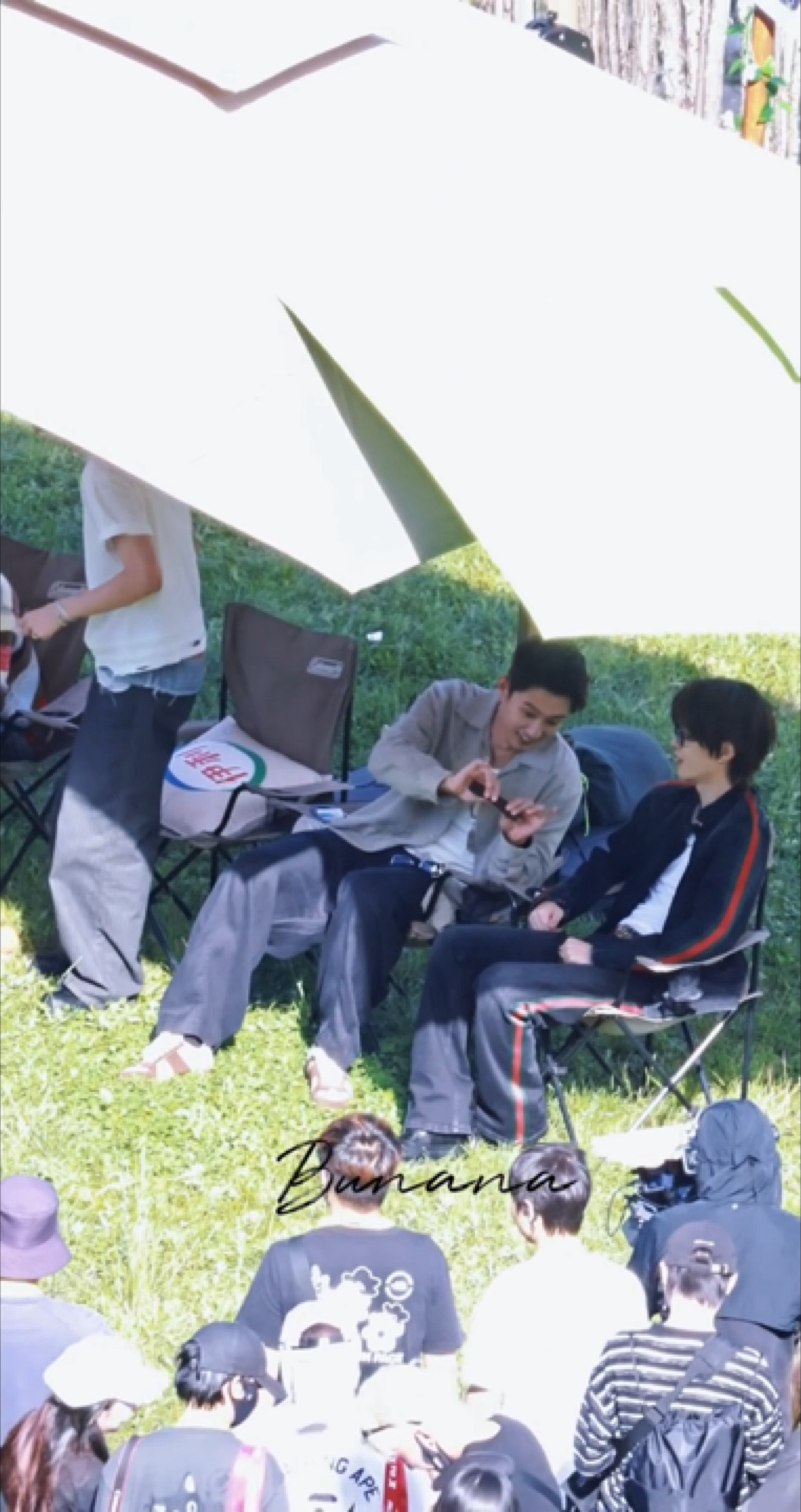 好可爱的哥弟俩鲸鱼哥给丞丞递牛肉干丞丞没接让景瑜哥帮他撕开哈哈哈（撕得还有点