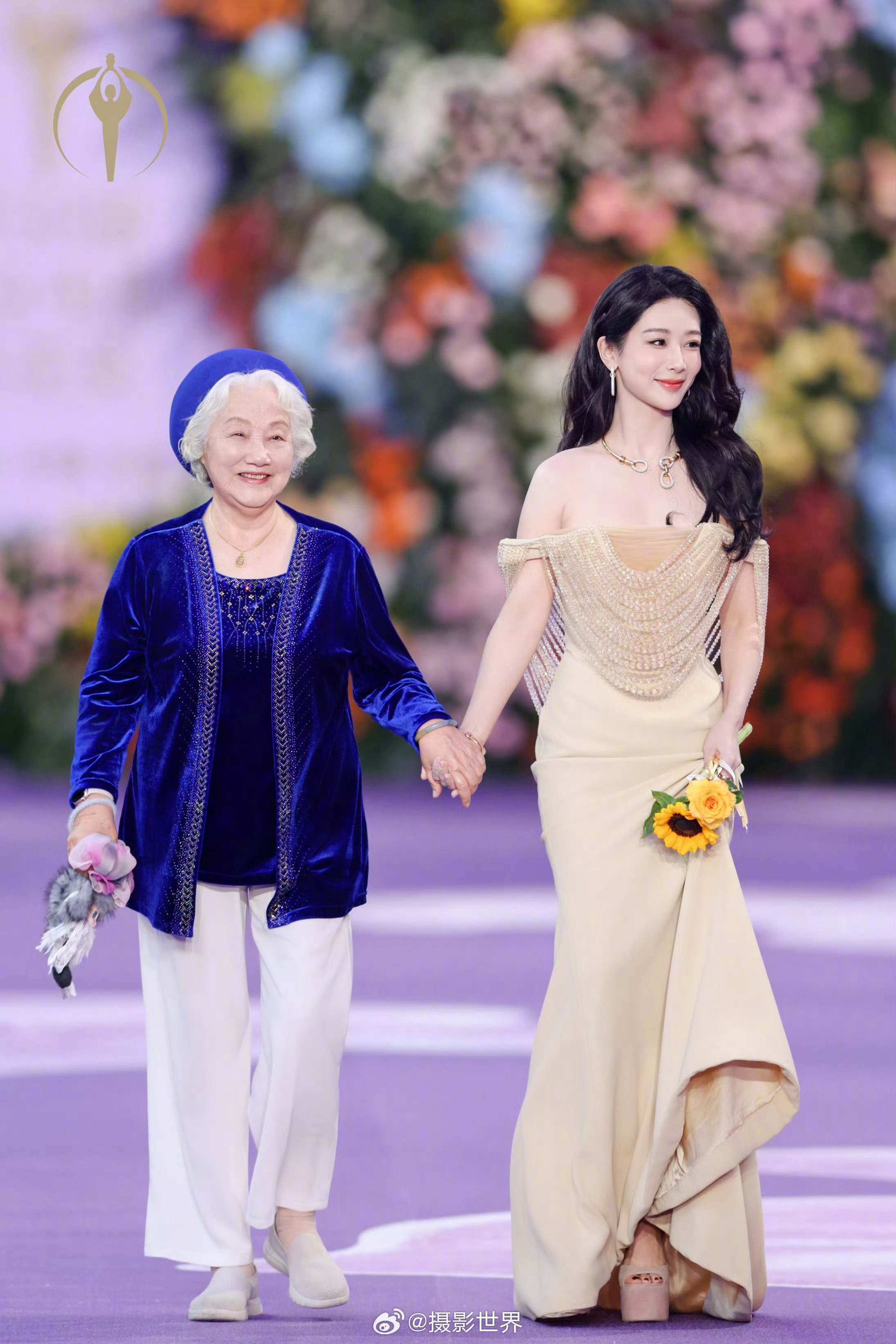 百花奖闭幕式杨紫牵着祝希娟老师一起走红毯，祝希娟老师今年88岁了，我仿佛看到那个