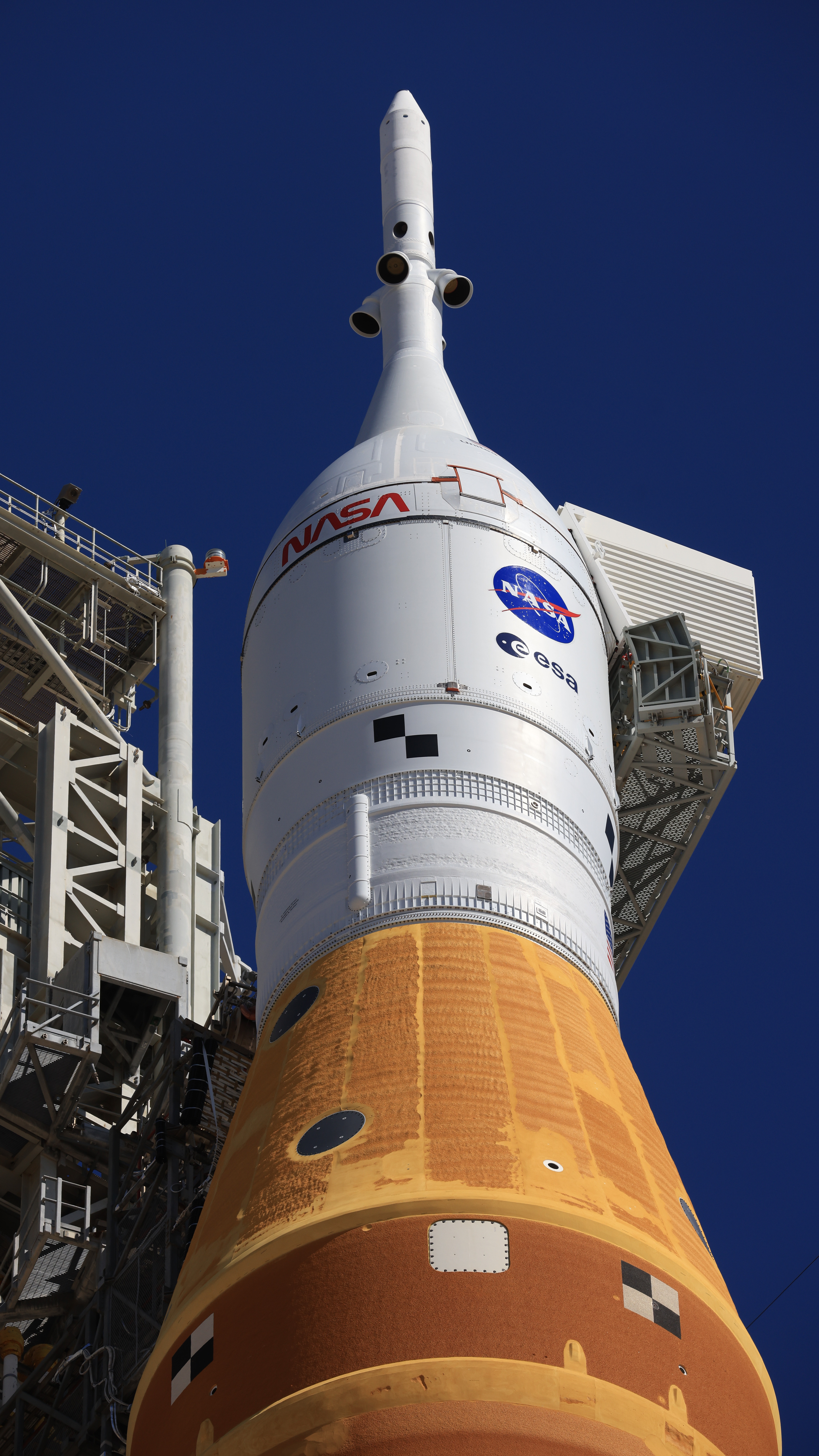 【NASA将推回阿尔忒弥斯二号火箭与飞船以排查技术故障】2026年2月22日，美